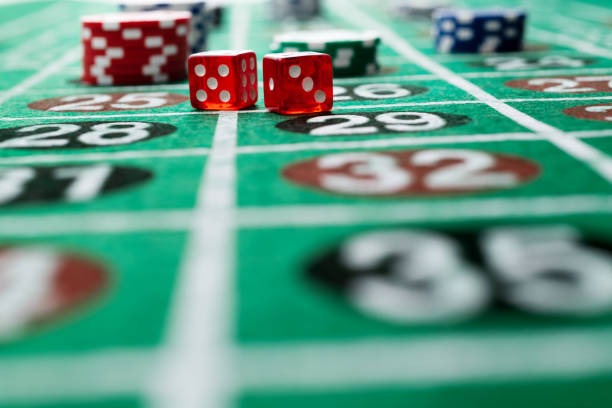 Live blackjack dealer at singa slot table with card combinations displayed