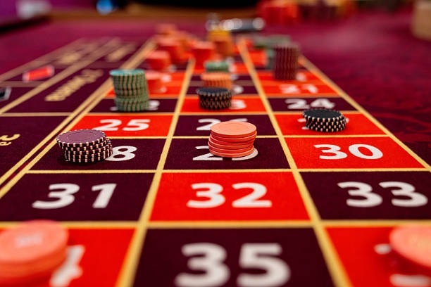 Live chat support beside a live dealer casino table on mobile